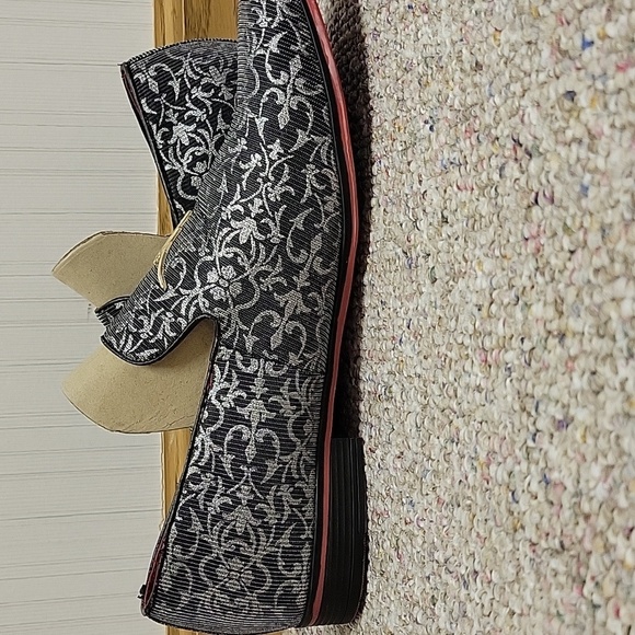 Walgate Men's Black and Silver Slip-On Shoes, Sz 11. - Picture 5 of 9